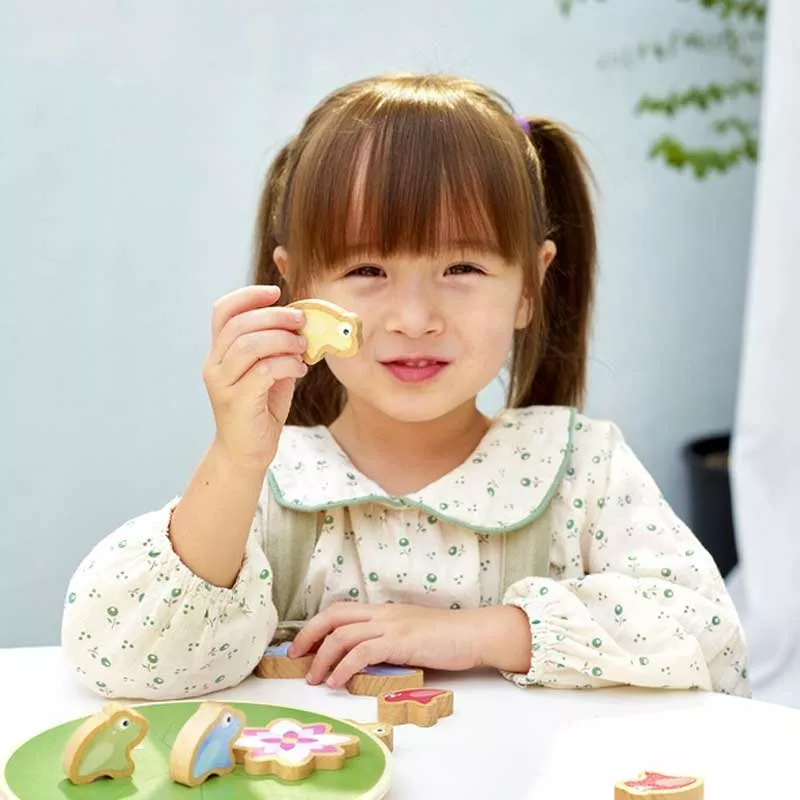 Wooden child's game for balance - Water lily with frogs