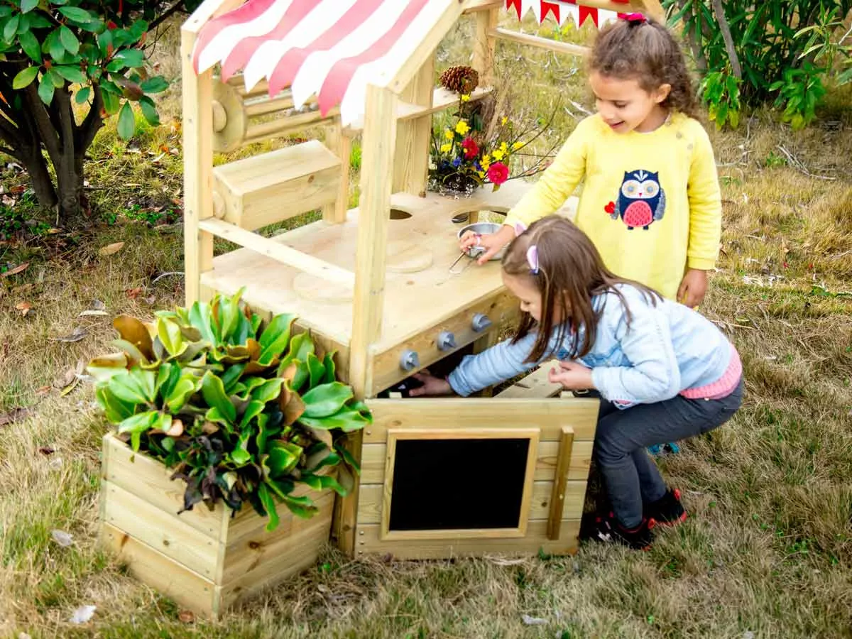 Детска дървена кухня за игра навън