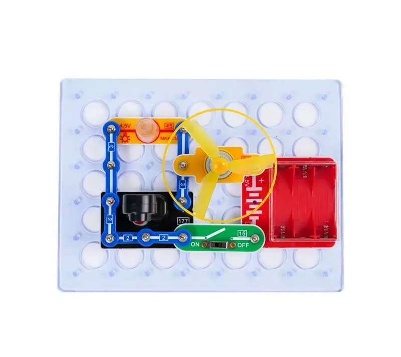 Experiment with electrical circuits for children - traffic light
