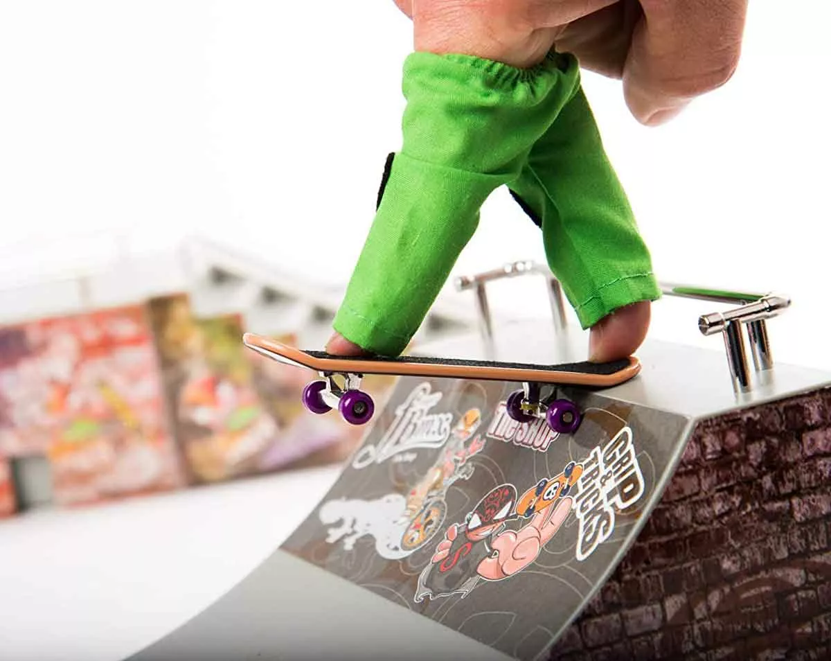 Finger Toy Ramp with Pennyboard