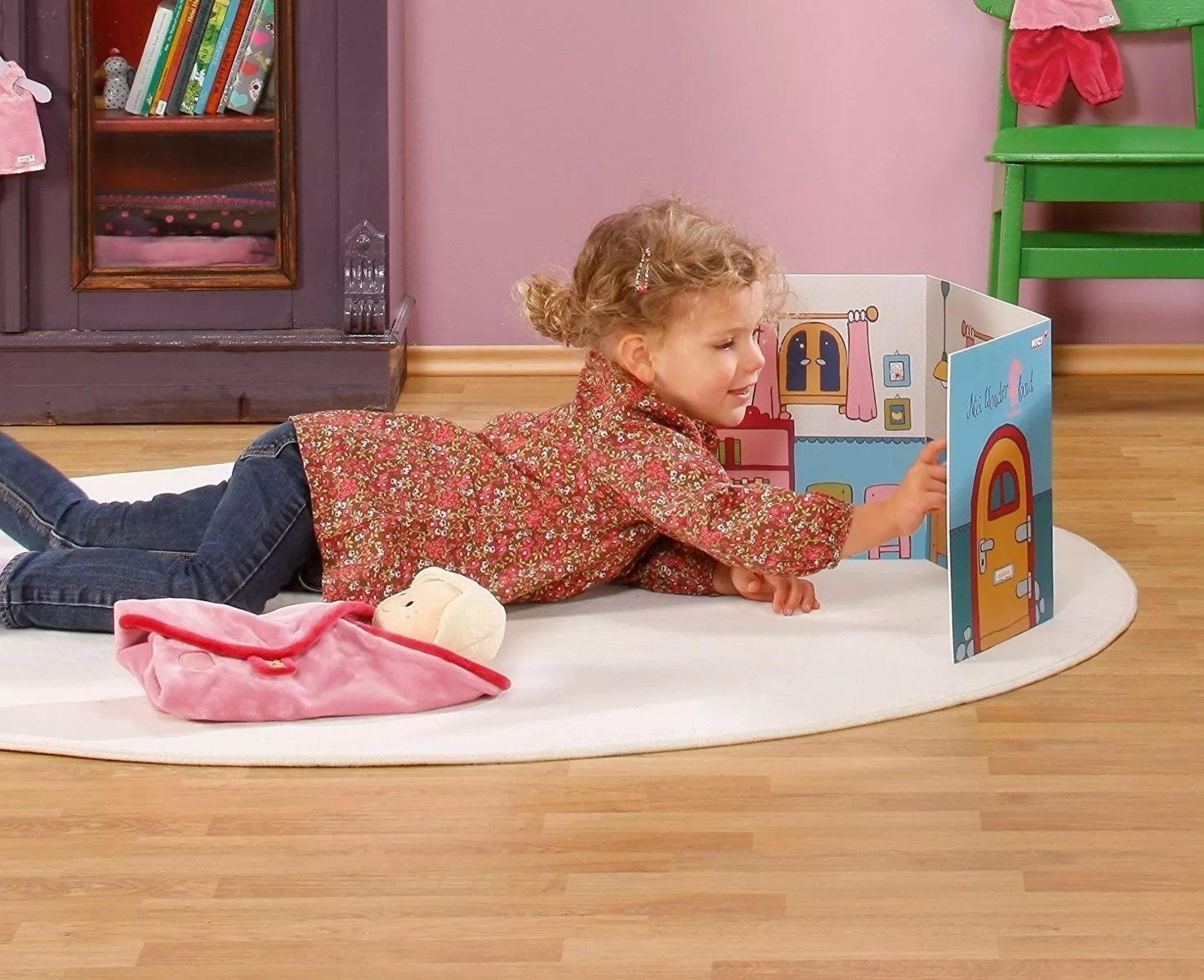 Картонена къща за игра със стикери