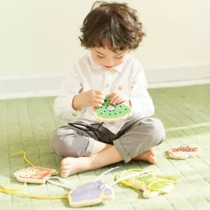 Fun children's game - stringing, Jungle animals