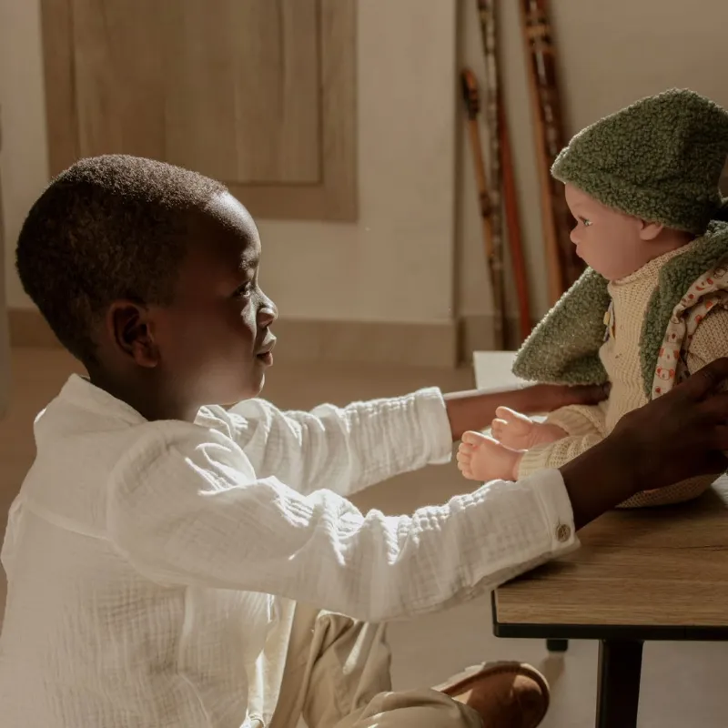 Кукла-бебе Миес с бежово-зелено костюмче, която плаче - 45 см