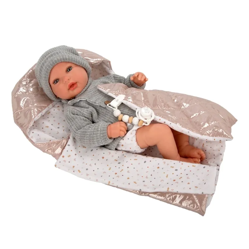 Кукла-бебе Оливия със сива вълнена жилетка и спален чувал - 45 см