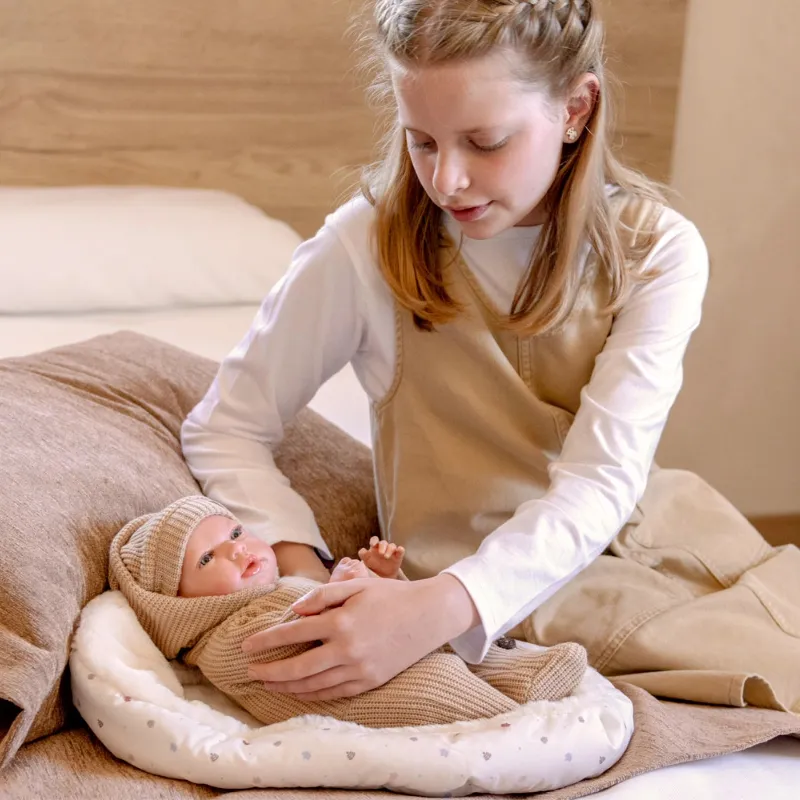 Кукла-бебе Олона в бежово костюмче със спална чанта и биберон - 40 см