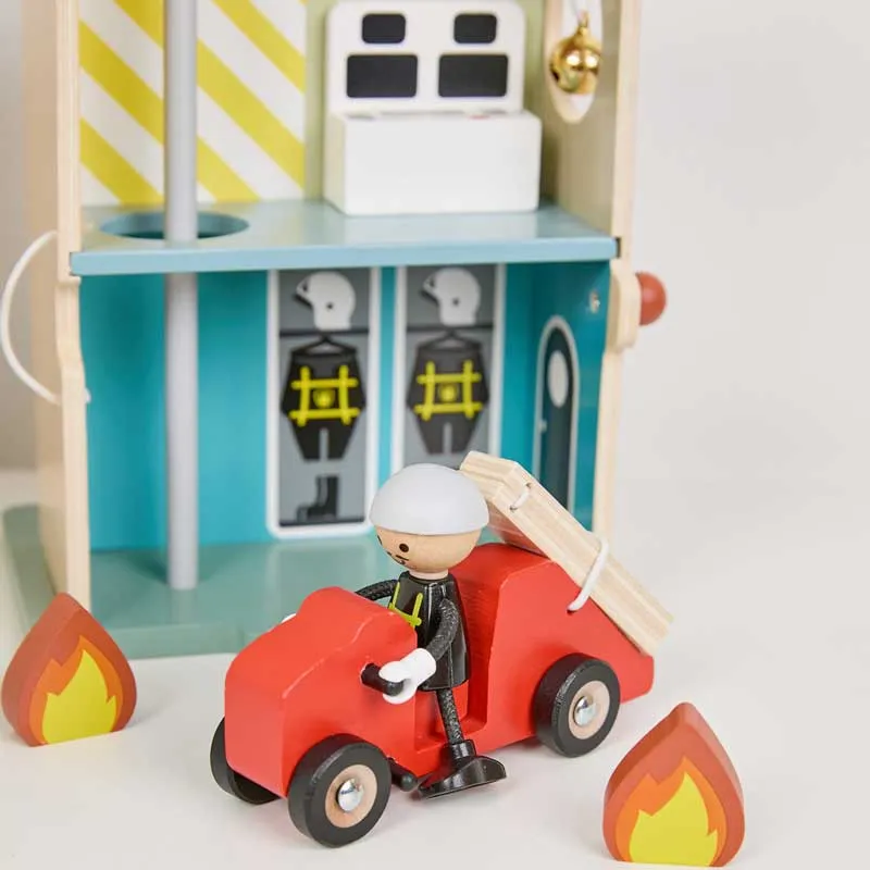 Wooden fire station Classic World with 13 pieces for children over 3 years old
