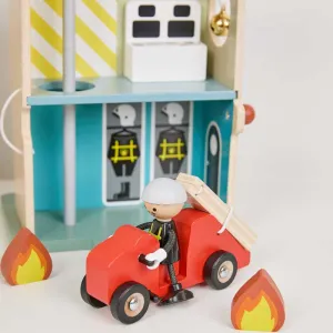 Wooden fire station Classic World with 13 pieces for children over 3 years old