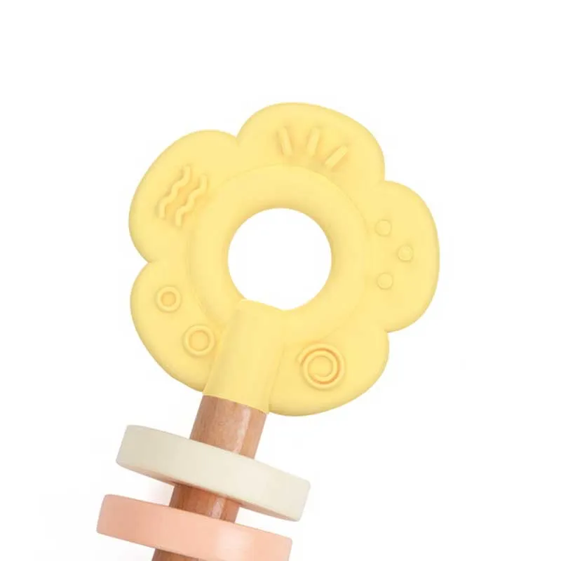 Сензорна дървена играчка-гризалка Цвете Classic World за бебета от 0 до 6 месеца