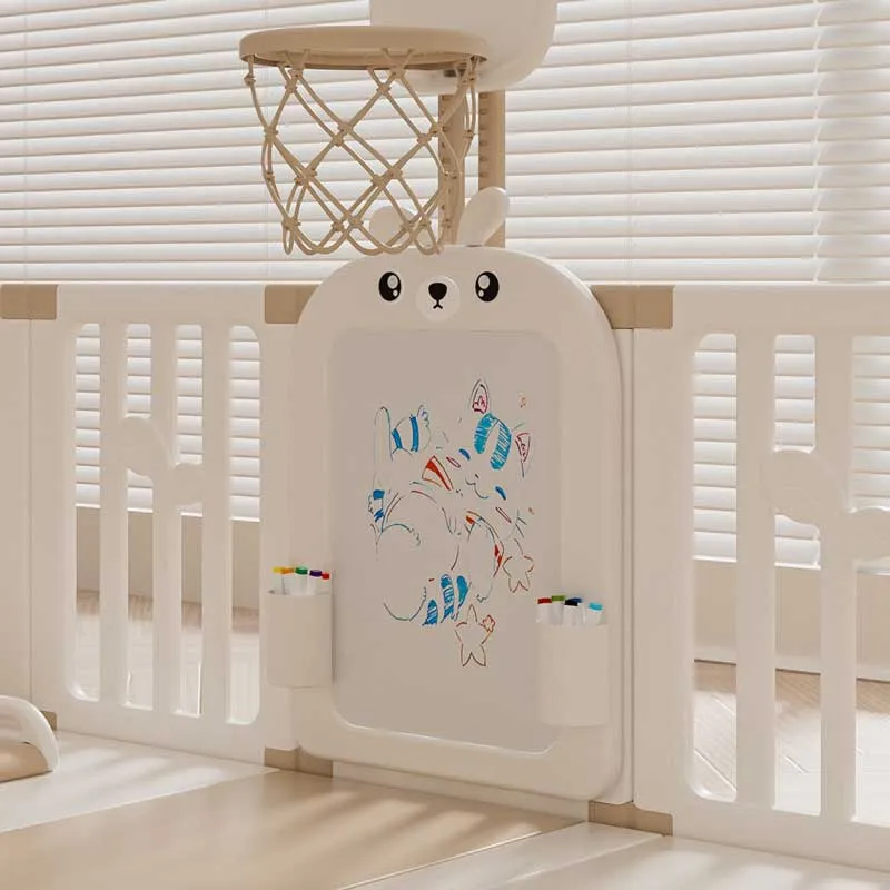 Детска вътрешна площадка с ограда, люлка и активни елементи за игра