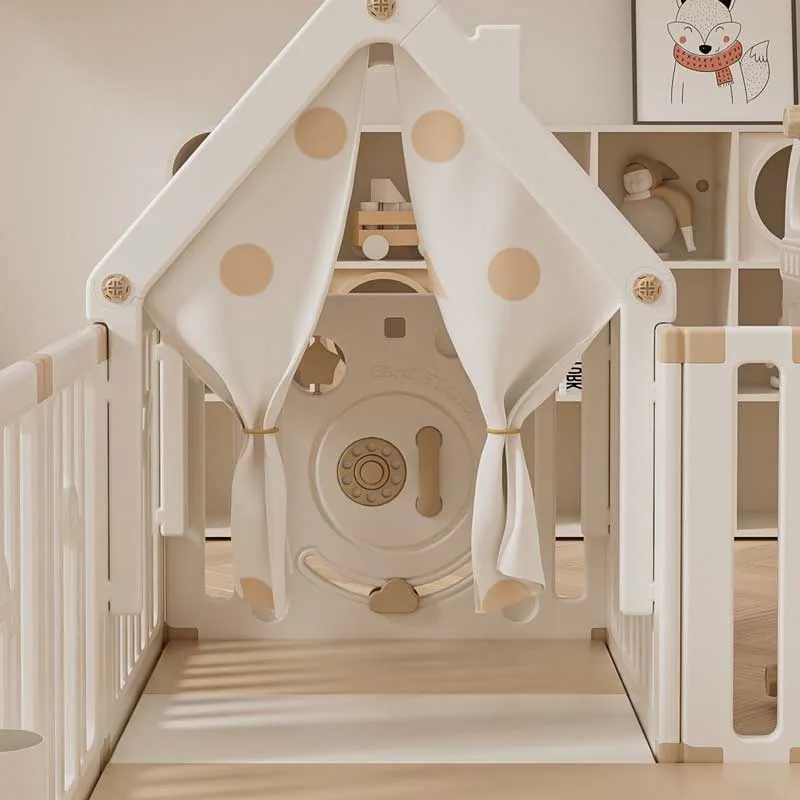 Детска вътрешна площадка с ограда, люлка и активни елементи за игра