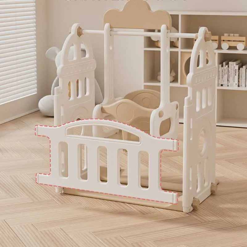 Детска вътрешна площадка с ограда, люлка и активни елементи за игра